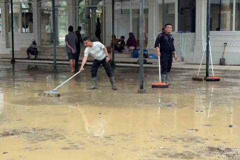 Brimob Polda Aceh bersihkan lumpur sisa banjir di fasilitas umum