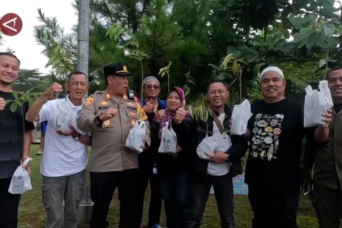 Cegah bencana, Polres Bogor bagikan seribu bibit pohon saat ops lilin
