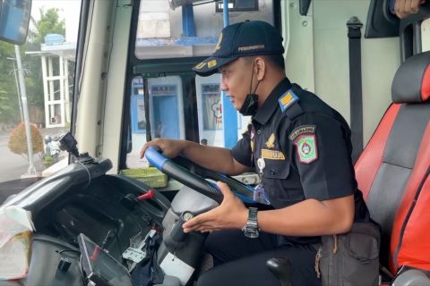 Cegah lakalantas, petugas periksa bus dan sopir di terminal Lumajang
