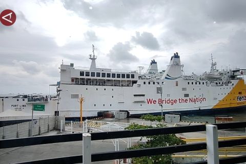 Cuaca buruk, penyeberangan di Pelabuhan Merak tertunda hampir 2 jam