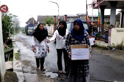 Galang dana dari rumah ke rumah di Desa Malangsari, Temanggung