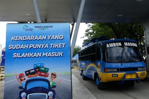 Jelang tahun baru, arus kendaraan keluar Ambon meningkat