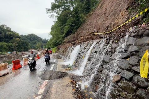 Kembali dibuka, jalur Lembah Anai diuji coba dalam dua sesi