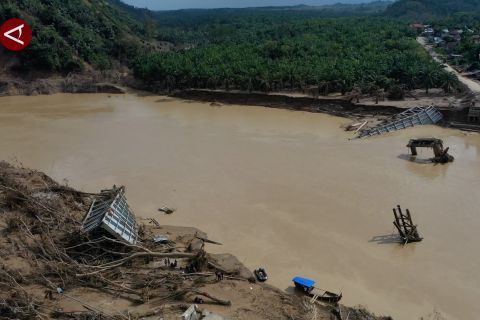 Melihat akses jalan di Kecamatan Sekerak yang masih terisolasi