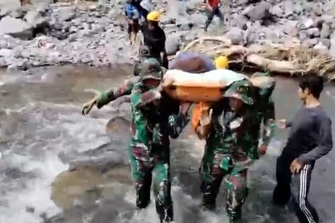 Momen prajurit TNI evakuasi ibu hamil korban banjir di Sumbar