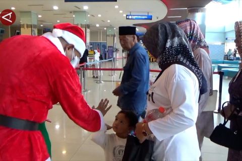Nuansa Natal iringi lonjakan jumlah penumpang Pelabuhan Tanjung Perak