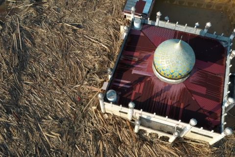 Pantauan udara tumpukan kayu besar di Desa Menang Gini, Aceh Tamiang