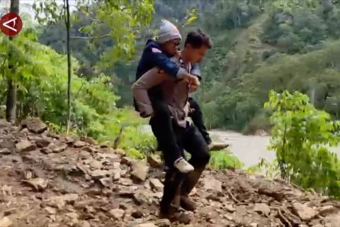 Personel Polres Gayo Lues evakuasi warga dusun yang masih terisolasi