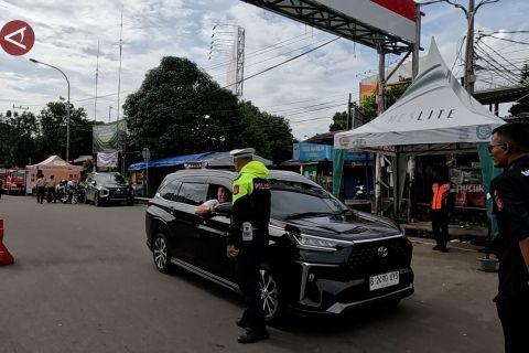 Polisi catat 2.000 kendaraan per jam masuki kawasan Puncak Bogor