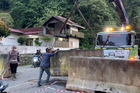 Polisi pasang penghalang beton di Jalan Lintas Padang-Bukittinggi