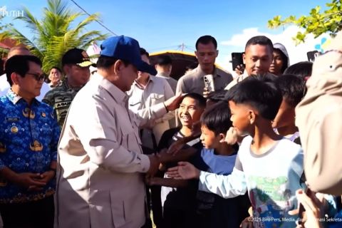 Prabowo kepada pengungsi di Sumbar: Pemerintah bersama rakyat