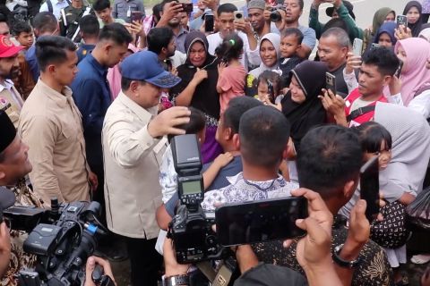 Presiden Prabowo tinjau lokasi pengungsi desa Bale Panah Bireuen, Aceh