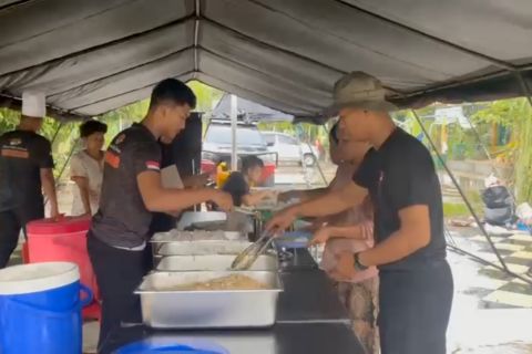 Respons banjir Langkat, Brimob Sumut hadirkan dapur lapangan