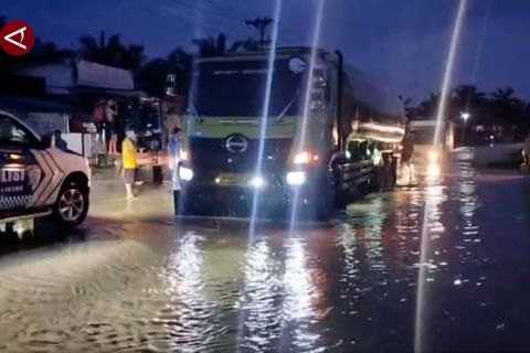 Jalan Padang-Pasaman Barat terendam banjir, kendaraan terjebak macet