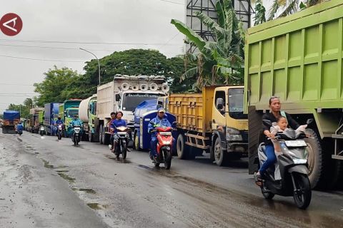 Jelang pembatasan truk, jalur menuju Pelabuhan BBJ dipadati kendaraan