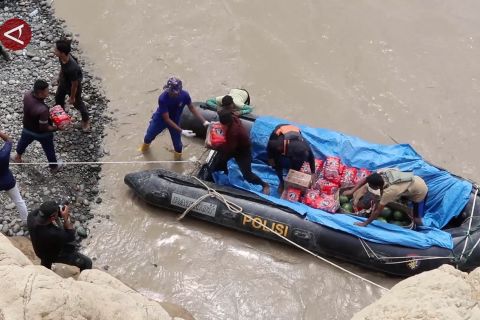 Polairud Polda Aceh fasilitasi penyaluran logistik ke daerah terisolir