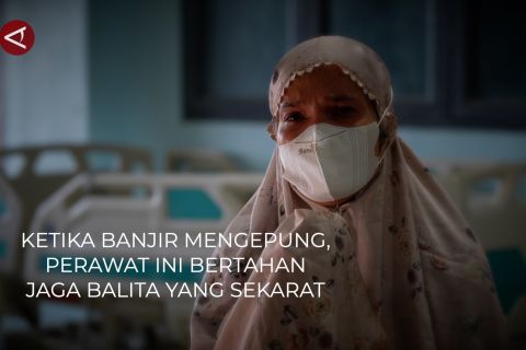 Ketika banjir mengepung, perawat ini bertahan jaga balita yang sekarat