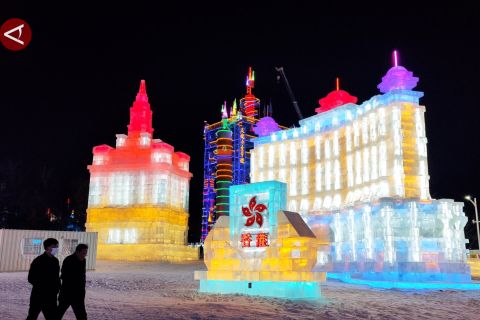 Siap-siap masuk ke taman bermain es di Changchun