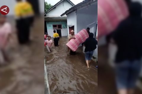 Sungai-sungai meluap, Jember dikepung banjir