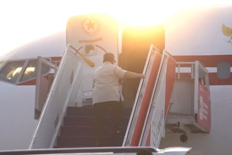 Terbang ke Sumut, Prabowo tinjau daerah terdampak banjir