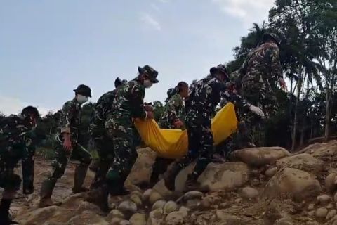 Lalui medan berat, TNI AD bantu pemakaman korban banjir Agam