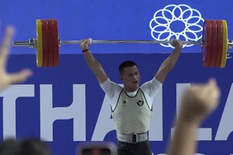 Rizki Juniansyah raih emas dan pecahkan rekor dunia angkat besi