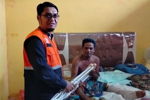 Baznas Agam salurkan kursi roda untuk korban bencana