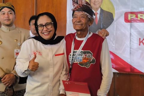 Senyum pengemudi lansia di Solo saat dapat becak listrik