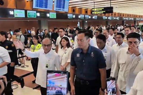 Tinjau bandara, Menko IPK pastikan tarif pesawat diskon 14 persen