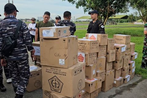 KRI dr Soeharso terima tambahan obat-obatan dan peralatan medis