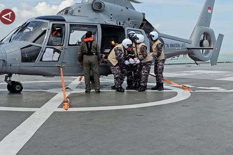 TNI AL evakuasi korban banjir Aceh Tamiang ke kapal rumah sakit
