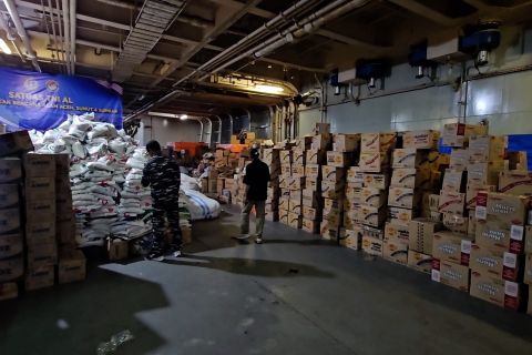 TNI AL siapkan 100 ton logistik untuk posko korban banjir di Aceh