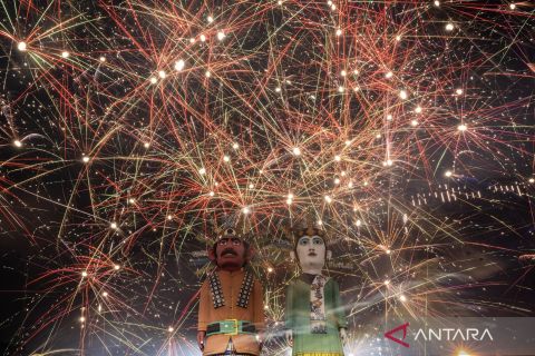 Momen perayaan Tahun Baru di berbagai wilayah di Indonesia