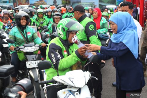 Gubernur Jawa Timur silaturahmi dengan pengemudi ojol perempuan