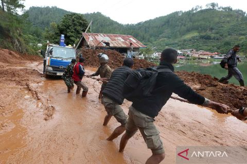Bencana longsor kembali terjadi di Aceh Tengah, kendaraan terjebak lumpur