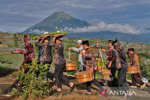 Petani lereng Gunung Sumbing laksanakan tradisi Nyadran Rejeban Plabengan