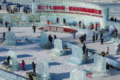 Musim dingin di China diramaikan dengan kompetisi internasional mengukir es