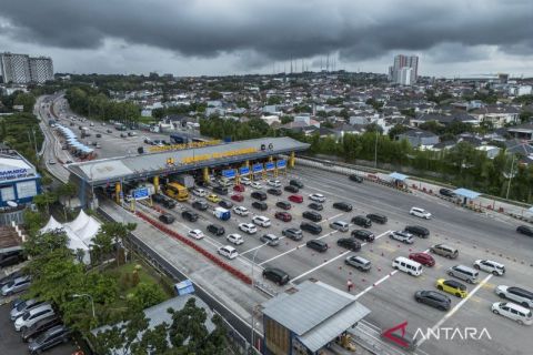 Arus balik libur akhir tahun, lalu lintas arah Jakarta ramai di gerbang Tol Banyumanik Semarang