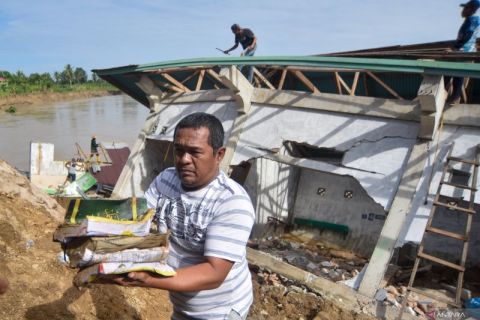 Bangunan Taman Pendidikan Al-Quran ambruk ke sungai Batang Anai pascabanjir bandang susulan