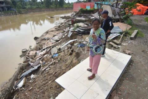Penyintas bencana di Padang Pariaman masih tinggal di tenda darurat