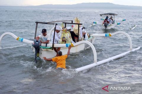 Ritual mesucian di Pantai Saba Bali