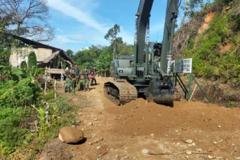 TNI gunakan alat berat percepat pemulihan daerah bencana di Tapteng