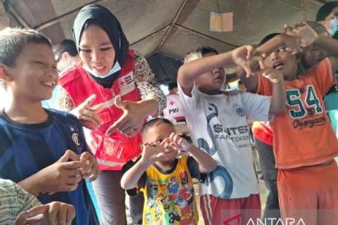 PMI berikan layanan PSS untuk kurangi trauma anak pengungsi banjir di Tapsel