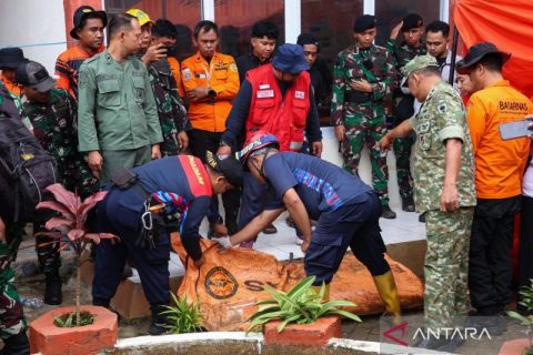 Tim SAR evakuasi  serpihan yang diduga bagian dari pesawat ATR 42-500
