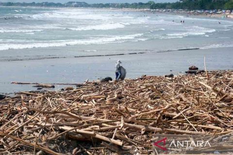 Tumpukan sampah kiriman di Pantai Kuta