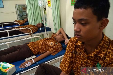 Sembilan siswa di Tulungagung diduga keracunan makanan program MBG