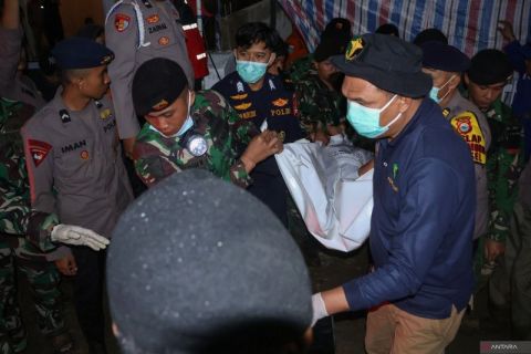 Evakuasi korban kecelakaan pesawat ATR 42-500