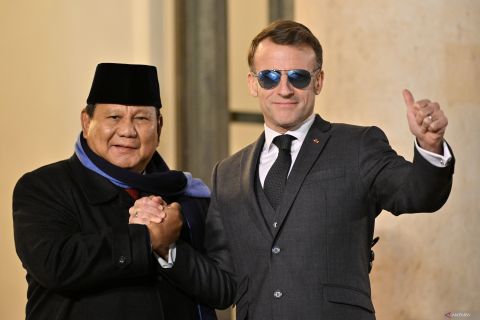 Presiden Prabowo disambut hangat Presiden Prancis Emmanuel Macron di Istana Elysee untuk jamuan makan malam