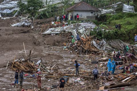Evakuasi korban bencana tanah longsor di Cisarua
