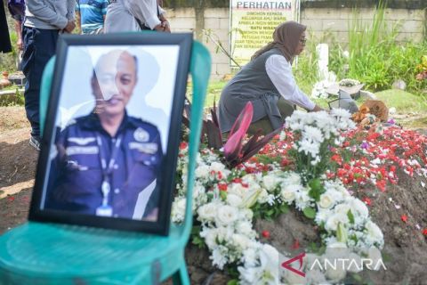 Pemakaman pilot pesawat ATR 42-500 Capt. Andy Dahananto